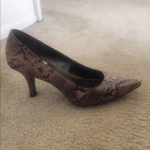Women’s Size 9 Snakeskin Pump